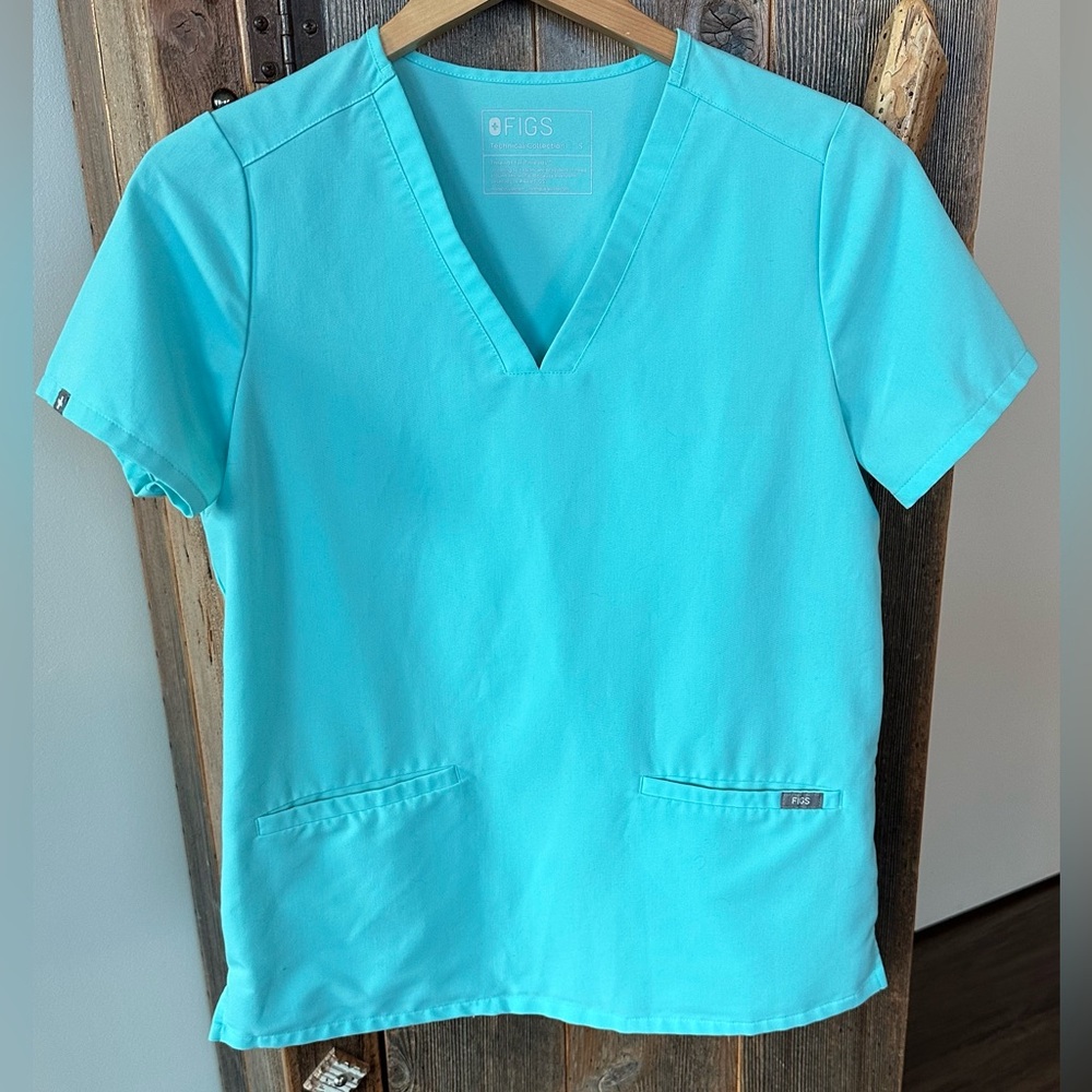Figs Casma Three-Pocket Scrub Top in Fresh Aqua. Size S